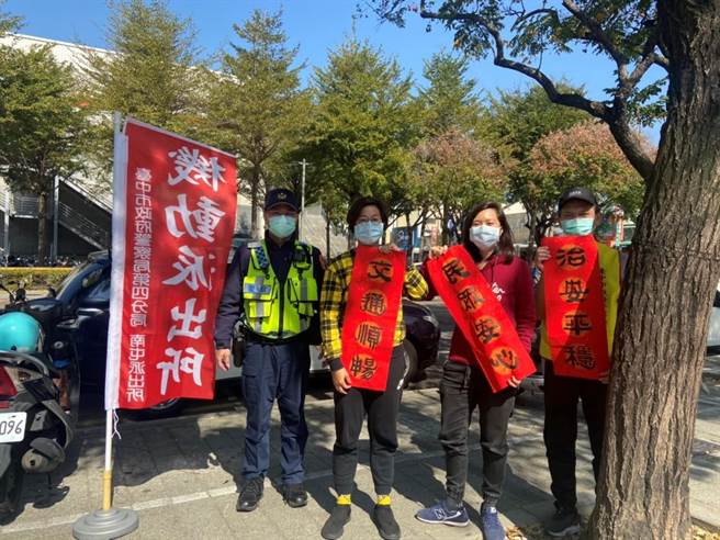 農曆春節將屆，警方特在全市交通要道、治安要點、觀光地區以及人潮高度密集區域，規劃4個「機動派出所」設置處所，服務市民。（警方提供）