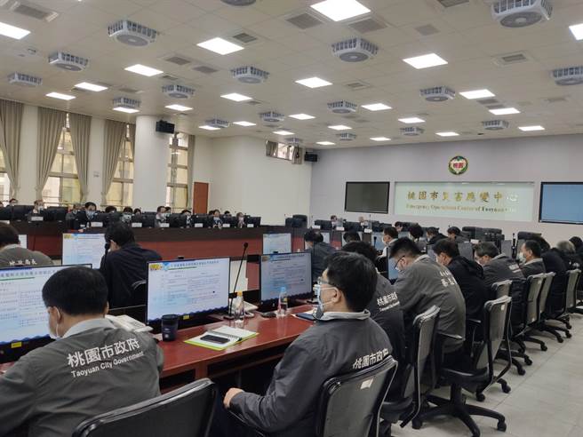 桃园市长郑文灿主持防疫会议，针对国家清洁周，他说将改採小规模清洁、消毒。（赖佑维摄）