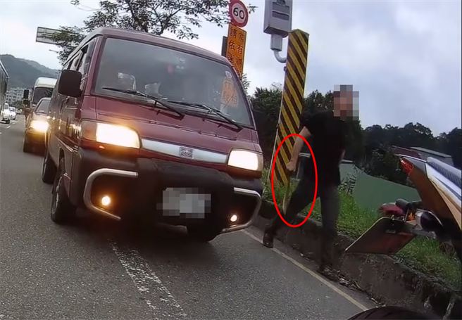 新北市石碇区24日晚间发生一起行车纠纷，一辆厢型车驾驶逼车重机，甚至下车亮开山刀恐吓。（翻摄YouTube「变态阿筌の机车日常」）