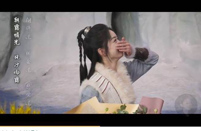 赵丽颖在《有翡》杀青宴上，感动流下泪水。（图／取材自赵丽颖工作室微博）