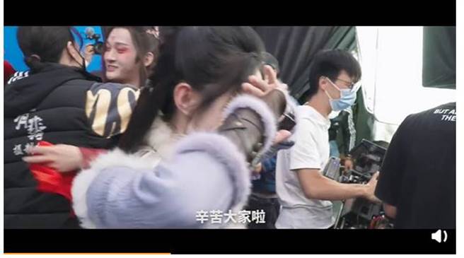 赵丽颖害羞地以手遮脸，但她感动的眼泪仍不停流下。（图／取材自赵丽颖工作室微博）