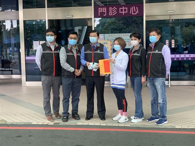 德林寺干部亲至桃医捐赠100万现金。（姜霏摄）