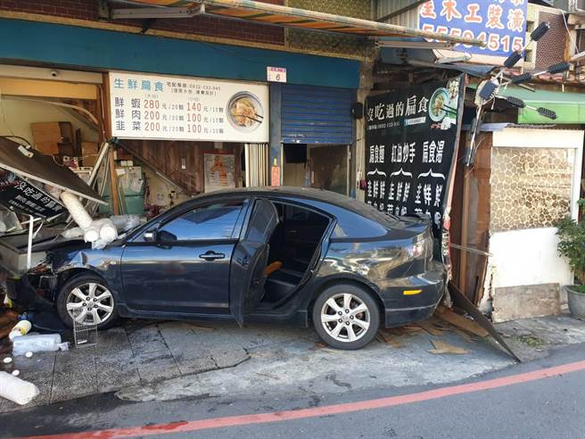 警追赃车撞进路旁店家，当事人怒PO文后续没人管。(中坜警分局提供／吕筱蝉桃园传真)