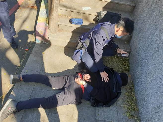 警追赃车撞进路旁店家，当事人怒PO文后续没人管。(中坜警分局提供／吕筱蝉桃园传真)