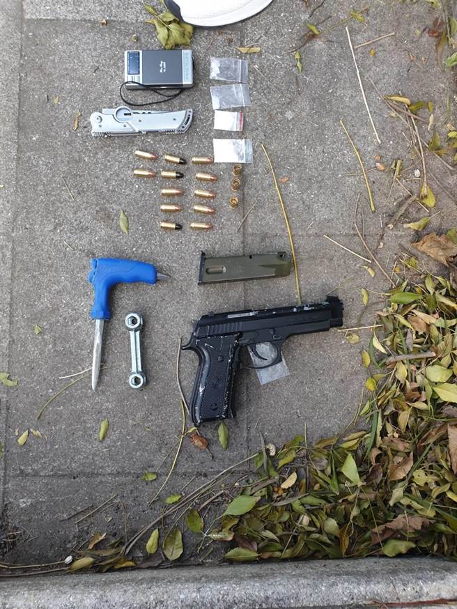 警追赃车撞进路旁店家，当事人怒PO文后续没人管。(中坜警分局提供／吕筱蝉桃园传真)