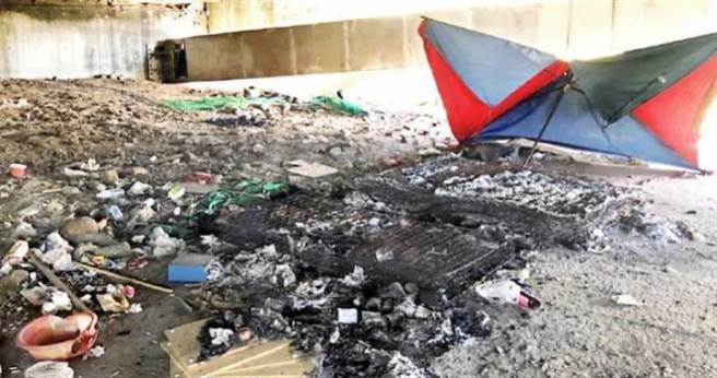 台中太平区一江桥下日前1名街友烧伤送医不治，警方追查发现报案的周女就是凶手，她因被对方殴打怀恨在心，2度痛下杀手烧死对方。（图／翻摄画面）