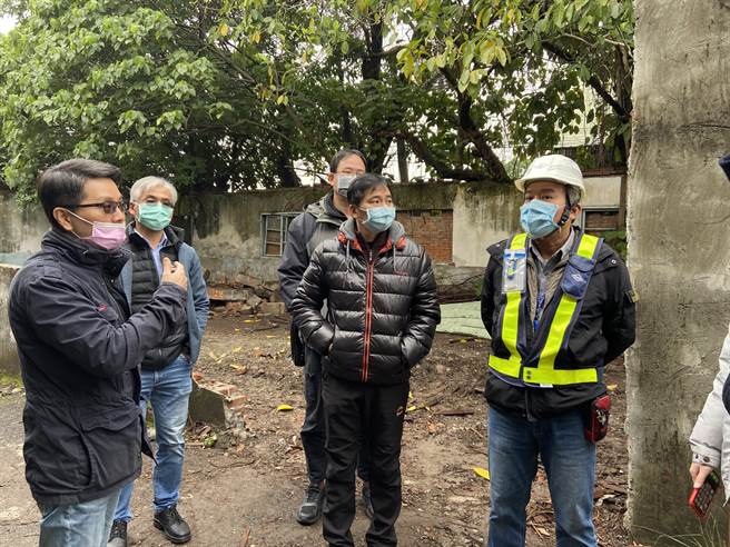 塭仔圳市地重划第一区皆由荣工工程得标，工程人员(右一)并与地政局前往现场会勘。（新北地政局提供／李俊淇新北传真）