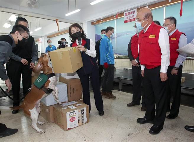 行政院长苏贞昌（右）27日视察臺北邮件处理中心春节国际包裹检疫流程，特别强调对非洲猪瘟的防疫，要求边境加强国际邮包检查，在视察中观看检疫犬对国际包裹进行查验。（郑任南摄）