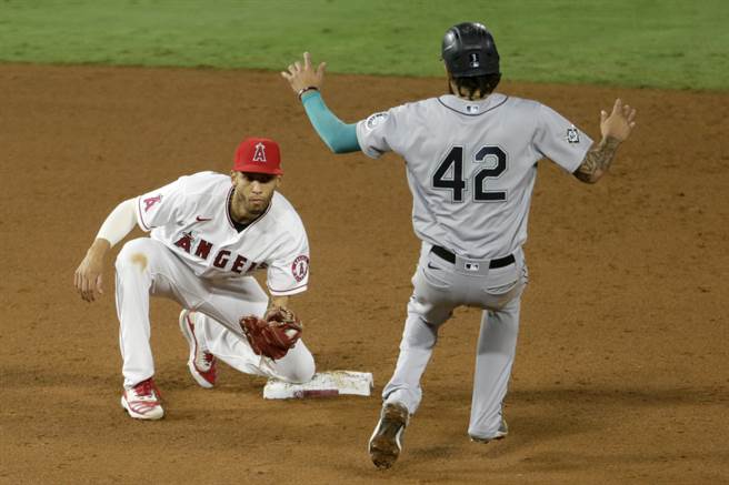 前天使游击手西蒙斯(左)转战双城，成为林子伟竞争对手。（美联社资料照）