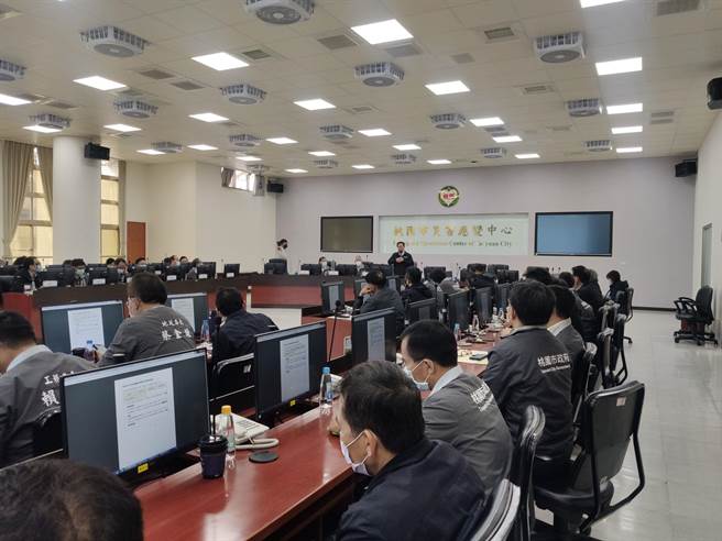 卫福部桃园医院群聚感染发生，桃园市防疫会议指出，目前第一批回溯匡列2481人，其中有89人失联，不过警方全数联繫上。（赖佑维摄）