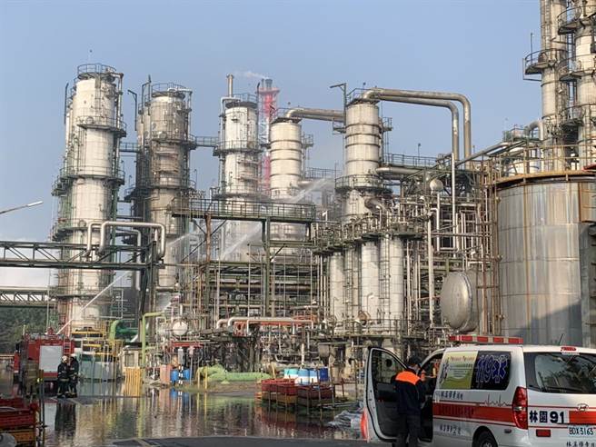 高雄林园工业区昌化工27日上午因制程冷却系统失灵，高温导致设备毁损，造成约3吨氧化异丙苯外泄，虽无明火但冒出阵阵烟雾，幸好无人伤亡。（高市环保局提供／林宏聪高雄传真）