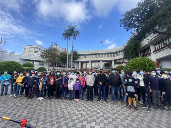 台东县温泉国小吴正成、长滨国小严政雍两名校长因分别有婚外情、言行不当等事实，县府教育处依法将其解职；网路上更掀波澜，两校家长会则力挺其校长，27日集结近百人至县府广场陈情抗议。（蔡旻妤摄）