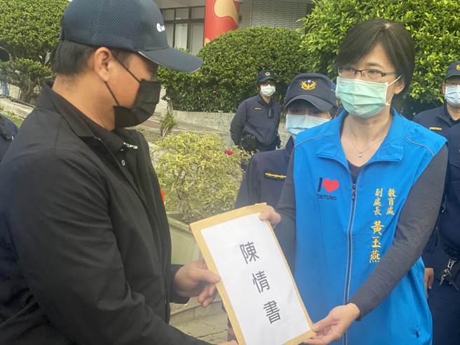 台东县温泉国小吴正成、长滨国小严政雍两名校长因分别有婚外情、言行不当等事实，县府教育处依法将其解职；网路上更掀波澜，两校家长会则力挺其校长，27日集结近百人至县府广场陈情抗议。家长会代表（左）将陈情书递交给教育处副处长黄玉燕（右）。（蔡旻妤摄）