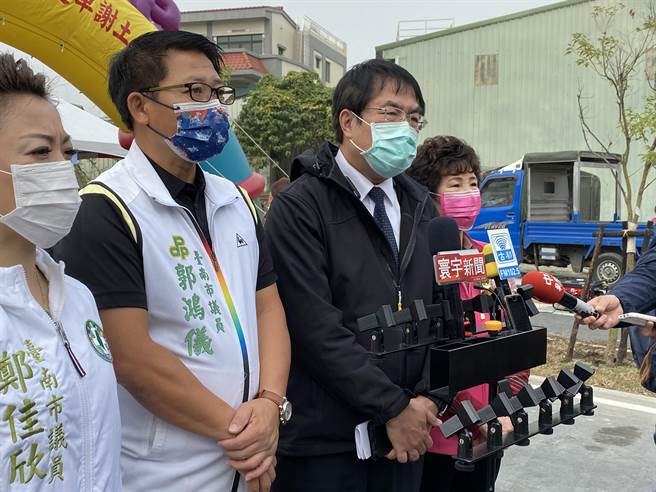 台南市長黃偉哲今天受訪表示，希望大家相忍為防疫。（曹婷婷攝）