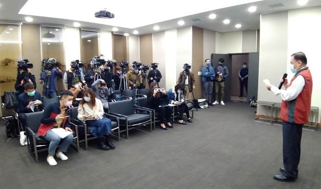 台铁台北运务段段长梁育裕于稍早说明防疫措施，表示自从疫情开始后，台铁员工已戴口罩上班，也会量测体温，目前只是对自主健康管理的同仁，加强回报监控而已，相关防疫规定早已经在执行。（图／台铁提供）