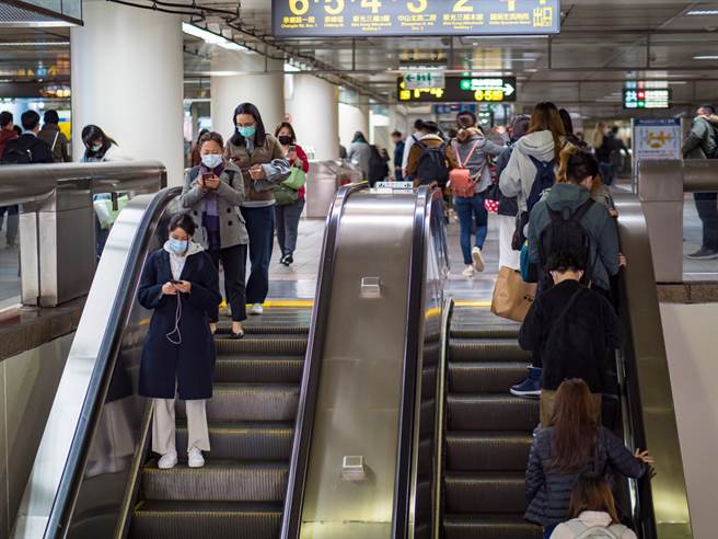 美女医师黄宥嘉搭乘北捷手扶梯站左边，一名中年男子想借过遭拒，竟失控飙骂她，还一度拦住他的去路。（图／Shutterstock）