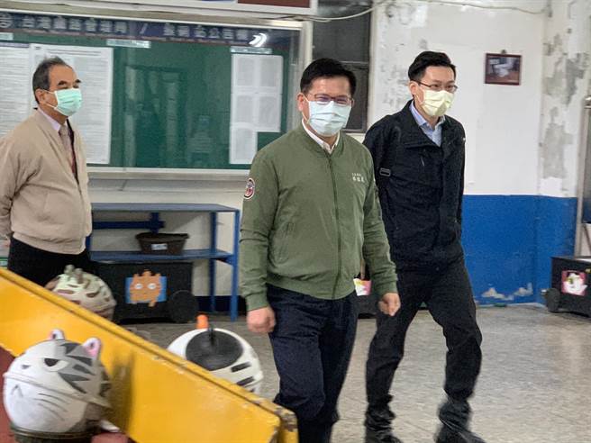 交通部长林佳龙上午视察台铁瑞芳到猴峒路段抢修进度。（王扬杰摄）