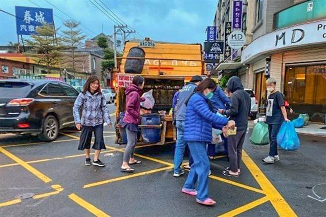 新竹县13乡镇市有9个公所初一至初四停收垃圾。（罗浚滨摄）