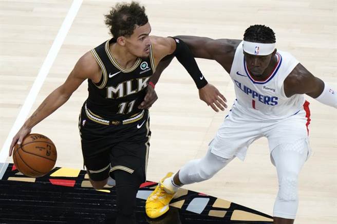 崔杨豪取38分，率领鹰群撞翻快艇。(美联社)