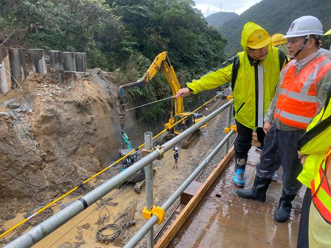 交通部長林佳龍上午視察台鐵瑞芳到猴峒路段搶修進度。（交通部提供）