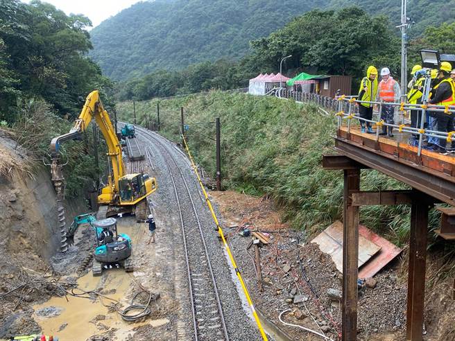 交通部長林佳龍上午視察台鐵瑞芳到猴峒路段搶修進度。（交通部提供）