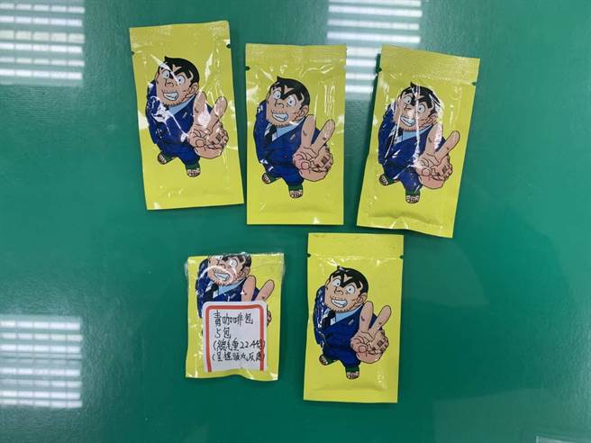 警方查获车上乘客持有K他命，及印有漫画人物警察角色的「两津勘吉」毒咖啡包等毒品。（民眾提供／卢金足台中传真） 