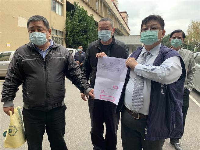 王俊尧今上午10点率树林农会20多位农会代表，前往新北地检署按铃申告廖本烟偽造文书。（图／许哲瑗传真）