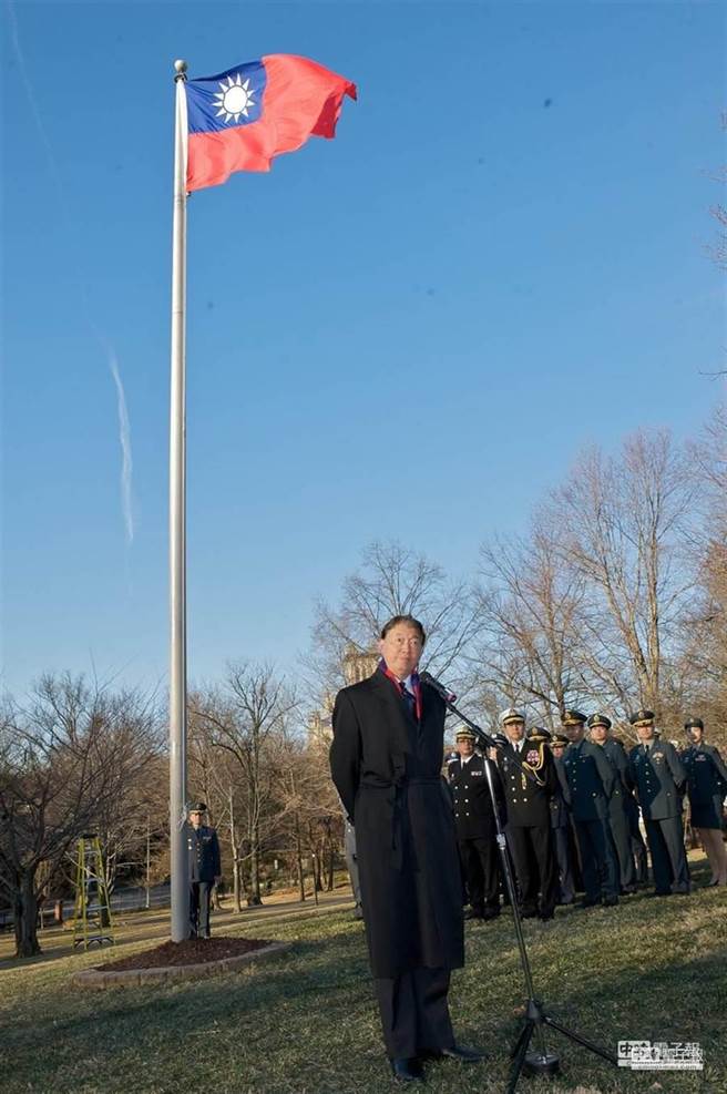 2015年，双橡园举行36年来的第一次升旗典礼，驻美代表沈吕巡夫妇偕代表处全体员眷参加。（资料照／驻美代表处提供）
