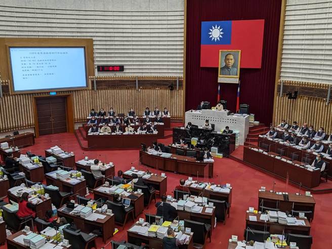 高雄巿議會取消歲末聯誼與新春團拜。圖為議會開議。（曹明正攝）