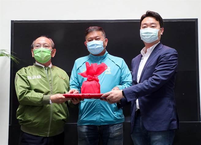 台中市議會民進黨團27日舉行新舊任幹部交接，由前黨團總召陳世凱（右）交接給新任總召謝明源（左），由民進黨市黨部主委李天生（中）監交。（陳世宗攝）