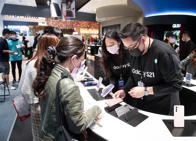 三星电子今日开放预购Galaxy S21 5G旗舰系列消费者优先取货。（三星提供）