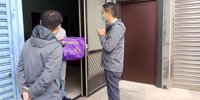 新竹市1名居家检疫民眾在检疫期间邀朋友在外喝咖啡还上传脸书，遭新竹市卫生局重罚20万。图为市府人员关怀居家检疫民眾。（陈育贤摄）