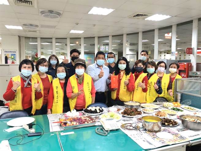 台中市政府警察局第二分局永兴派出所志工分队分队长林碧玉偕同多位志工准备拿手的「手路菜」慰劳员警。（台中市第二分局提供／冯惠宜台中传真）