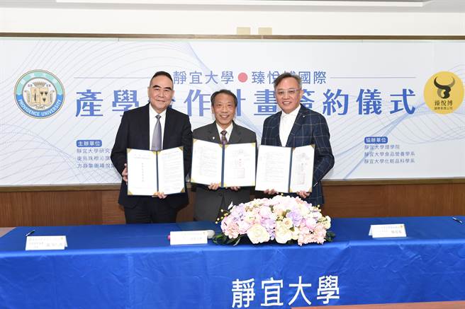 静宜「国际加龄产业研究发展中心」，结合营养保健与化粧品科技研究，并加入以资讯为基础的「基因暨大数据分析」研究团队，提供基因体分析评估、云端资讯系统及干细胞移植等技术服务。（陈世宗摄）