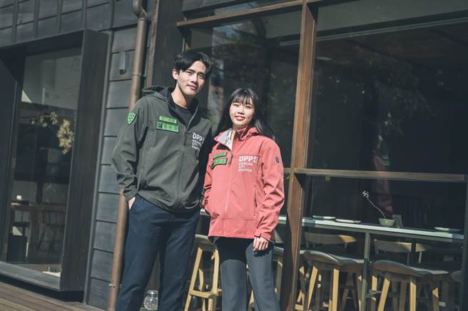 民進黨新竹市黨部27日推出全新的黨部視覺系統和黨公職制服。（陳育賢攝）