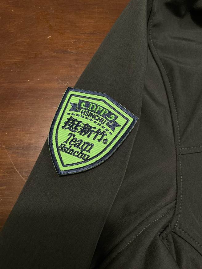 新設計是由年輕團隊所共同發想，民進黨DPP英文簡寫加上聚焦台灣的圖騰，右臂上「挺新竹」的刺繡臂章，凝聚新竹隊的團結。（陳育賢攝）