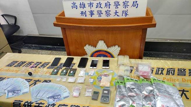 警方在洪嫌位于桥头区的处所起出各式毒品及现金等证物。（图／读者提供）