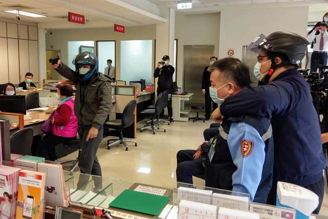 大园警分局于27日上午结合华南银行观音分行办理防抢演练。（姜霏翻摄）