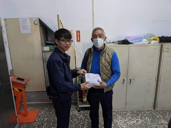 鹿草联合所特别提供枪械室供当地庙宇暂存金钱，庙方感谢警方的帮忙。（警方提供／张毓翎嘉义传真）