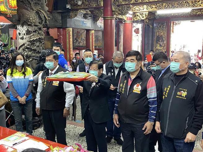 万泰科捐赠50万个ACT防疫口罩助遶境平安，(中)为万泰科董事长张铭烈。图／万泰提供