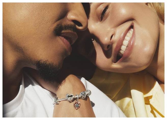 PANDORA珠宝贺新年 歌颂爱情（PANDORA提供）