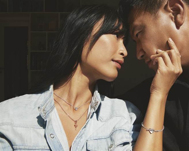 PANDORA情人节珠宝可自行将两人的情爱密码串入手炼中，更添情爱。（PANDORA提供）