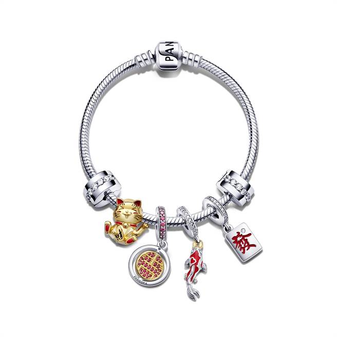 PANDORA中国年节串饰融入喜庆气氛。（PANDORA提供）