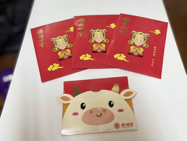 镇澜宫已印制8万份小红包，取消除夕夜排队领取，委由当地里长发送。（镇澜宫提供／王文吉台中传真）
