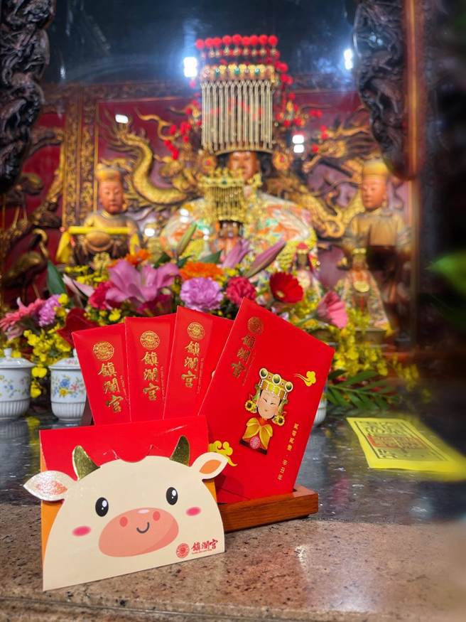 镇澜宫已印制8万份小红包，取消除夕夜排队领取，委由当地里长发送。（镇澜宫提供／王文吉台中传真）