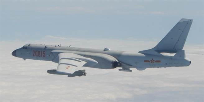 解放军1月23日出动1架运-8反潜机，8架轰-6K（见图）与4架歼-16战机侵扰台湾西南防空识别区（ADIZ）。（国防部提供）