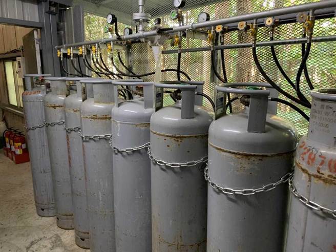 新北市勞檢處去年實施火災爆炸危害預防專案檢查，抽查的30家工廠全不符規定，目前28家業者已改善完成。（新北市勞工局提供／許哲瑗新北傳真）