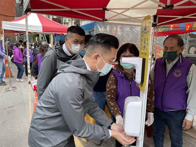 新竹市長林智堅27日到長和宮了解寺廟防疫工作，也藉此呼籲各大廟宇務必嚴格落實防疫。（陳育賢攝）