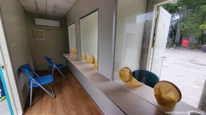 中央支援桃园採检货柜屋，提供桃园卫生局安排居家隔离期满民眾前往进行PCR筛检之用。
（中央流行疫情指挥中心提供）