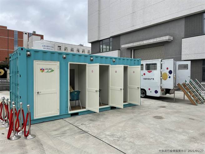 中央支援桃园採检货柜屋，提供桃园卫生局安排居家隔离期满民眾前往进行PCR筛检之用。（中央流行疫情指挥中心提供）